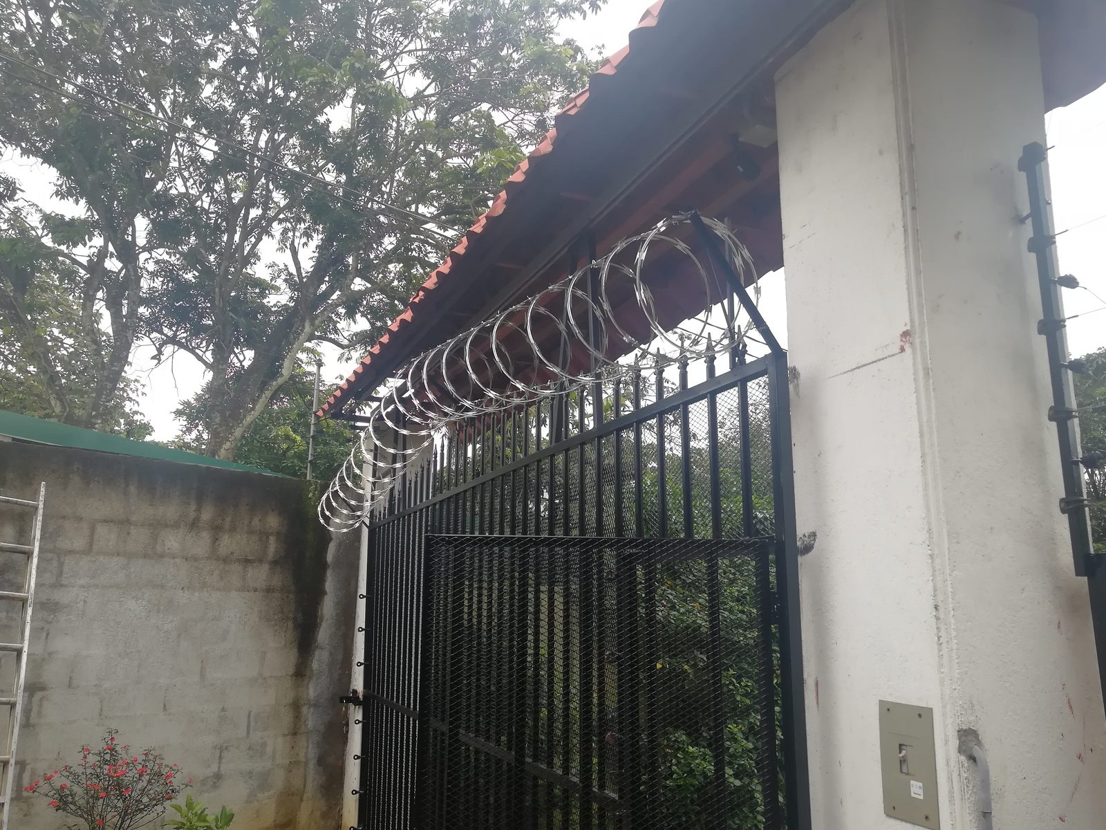 Alambre navaja instalado sobre portón
