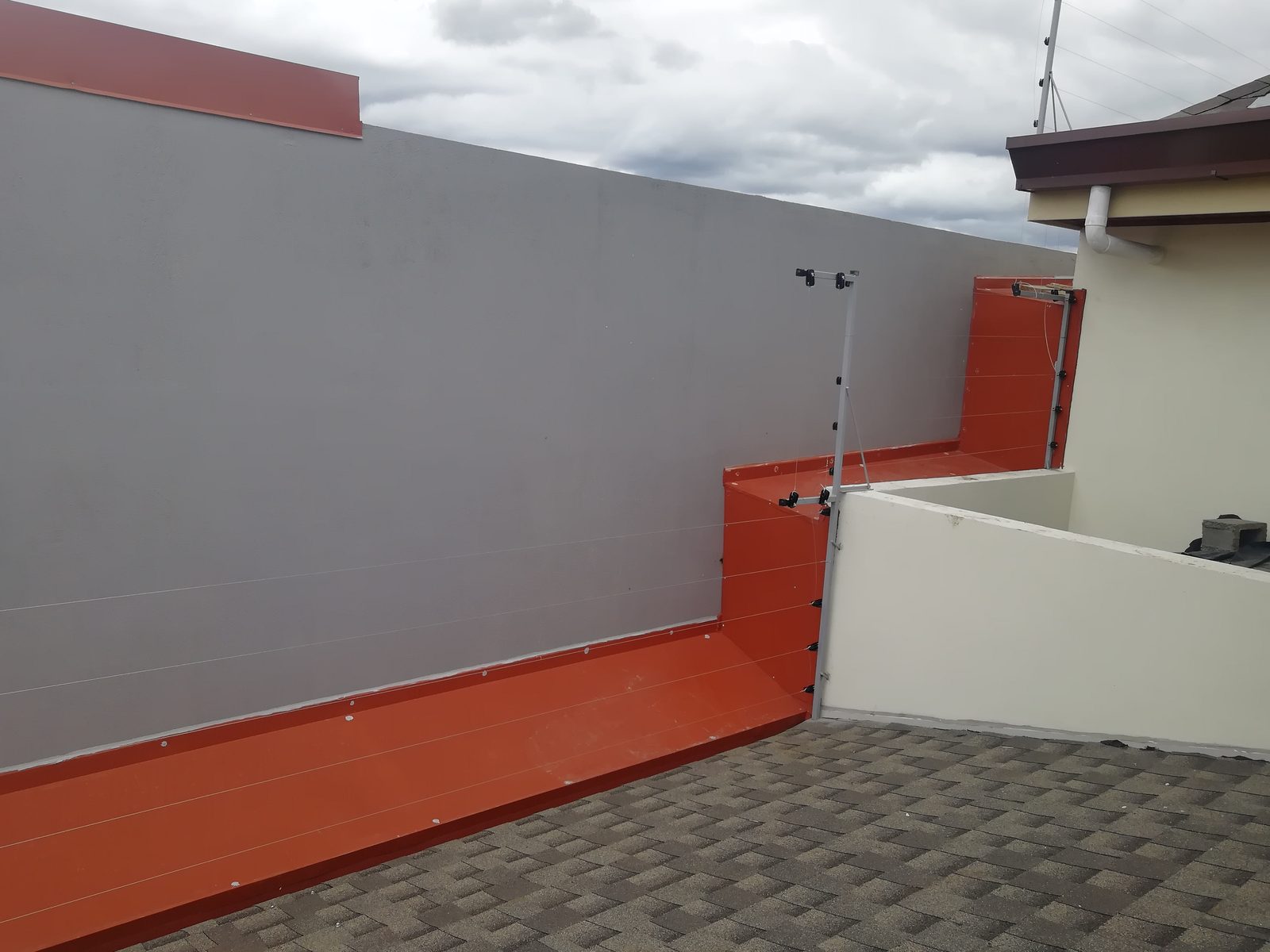 Cerca eléctrica sobre techo pintado