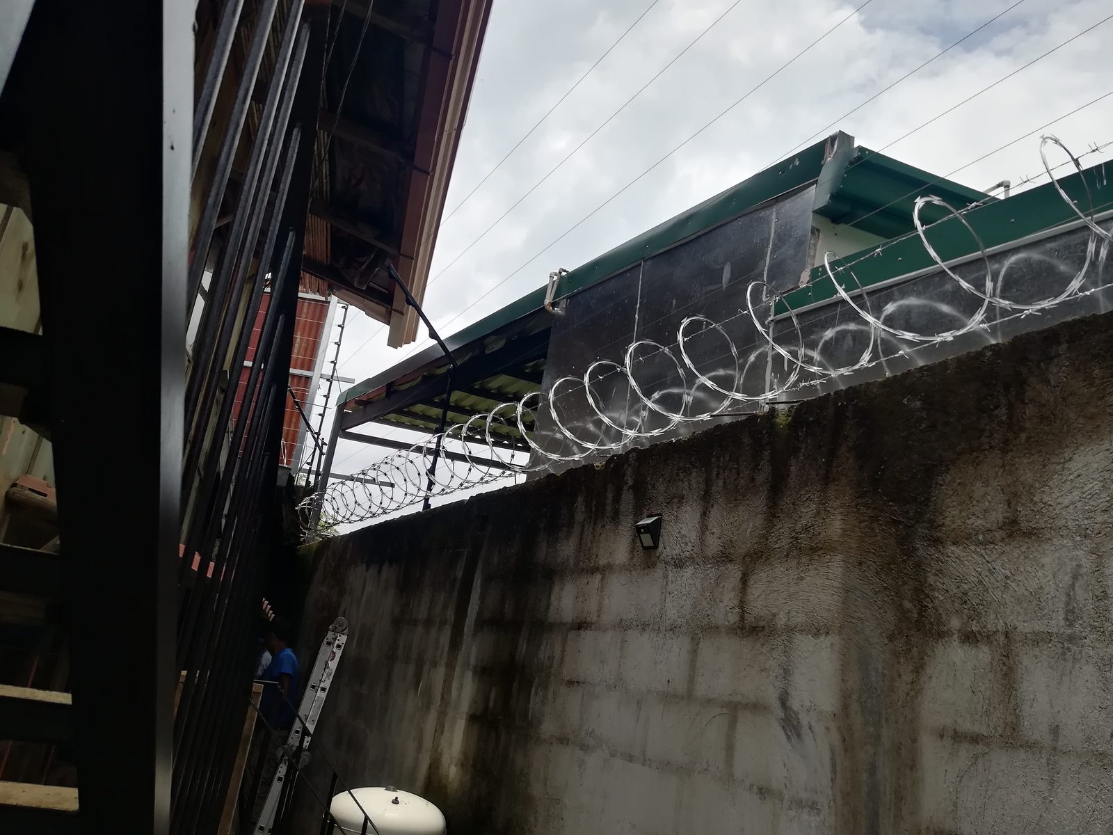 Vista amplia de muro con cerca eléctrica