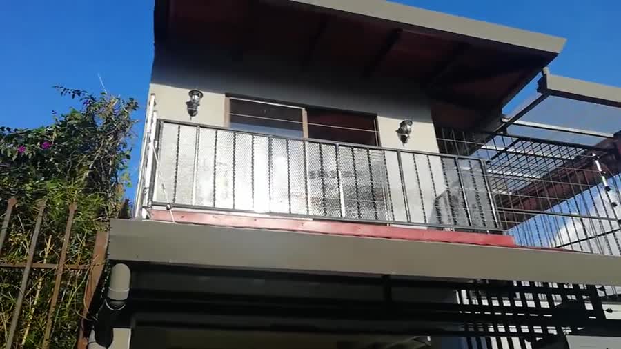 Video de cerca eléctrica instalada en balcón